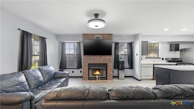 431 N Milam St, Seguin, TX 78155 - photo 2