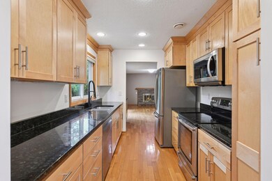 10829 Forestview Cir, Eden Prairie, MN 55347 - photo 6