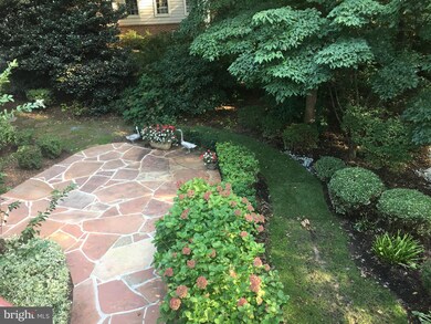 1138 Round Pebble Ln, Reston, VA 20194 - photo 3