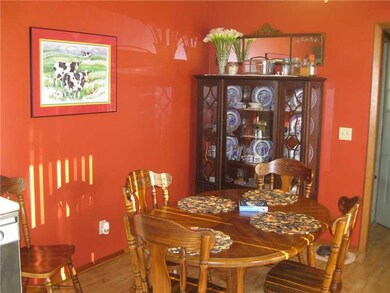 Dining Room. Comfortable dining area - paint and décor very nice!