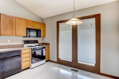 eat-in kitchen