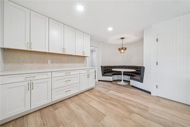RETRO BENCH BOOTH/ HIGH QUALITY KITCHEN