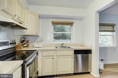 6809 Crutchfield St, Falls Church, VA 22043 - photo 3