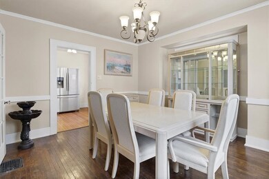 The dining room measures approximately 13'x13' and