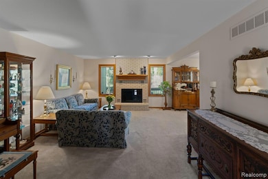 Living Room (pic #2)