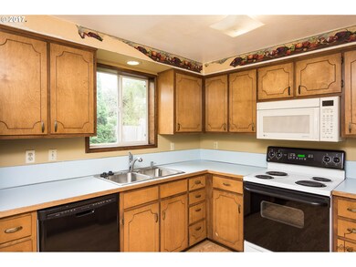 1110 Arcadia Dr, Eugene, OR 97401 - photo 6