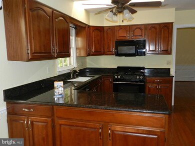 7803 Lakeland Valley Dr, Springfield, VA 22153 - photo 5