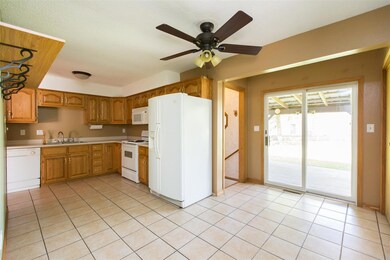 1340 Edgewood Dr, Waterloo, IA 50701 - photo 3