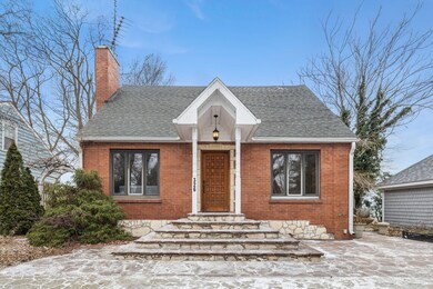 Charming lakefront cottage
