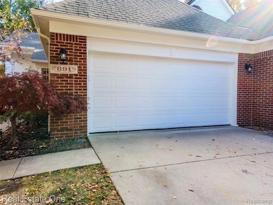 691 Chestnut Dr unit 24, Wixom, MI 48393 - photo 2