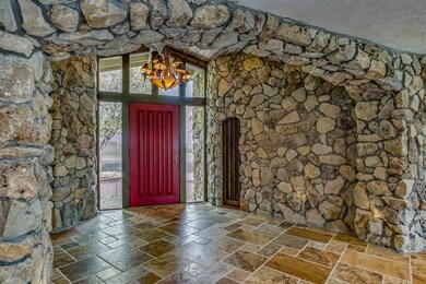 The arched doorway is gorgeous!