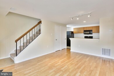 4301 Pembrook Village Dr unit 8, Alexandria, VA 22309 - photo 2