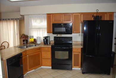 7512 Newton Dr, Louisville, KY 40228 - photo 4