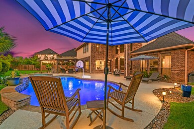A huge backyard awaits, ready to fulfill all your outdoor needs. It boasts a patio, complete with an outdoor kitchen, alongside a refreshing pool and spa.