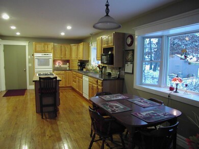 Eat-In Kitchen w/Bay Window & Island