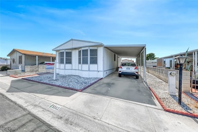 Manufactured / mobile home with an attached carpor