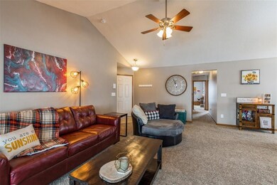 3110 Towne House Dr NE unit D, Cedar Rapids, IA 52402 - photo 3