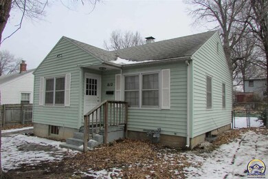 812 SW Wayne Ave, Topeka, KS 66606 - photo 2