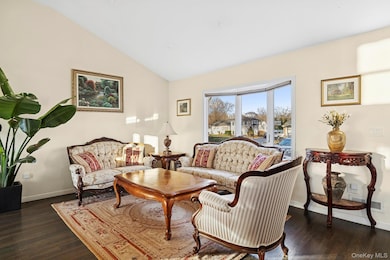 22 Niagara Ln, ComMacK, NY 11725 - photo 5