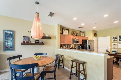 Dining Area & Breakfast Bar