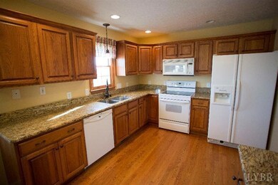 Gorgeous kitchen w/granite countertops and built-i