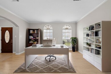Entry with immediate access to the formal living a