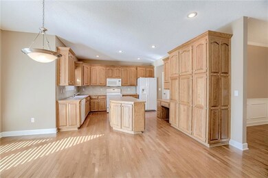 10125 Theden Cir, Lenexa, KS 66220 - photo 6