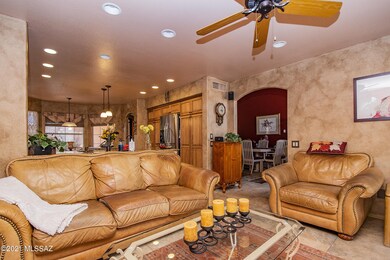5384 Ent de Sabino Family Room
