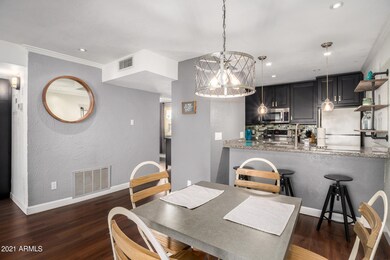 INFORMAL DINING - BREAKFAST BAR