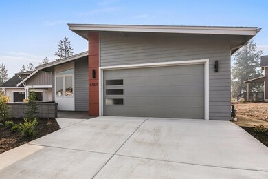 61077 SE Echo Lake Ct, Bend, OR 97702 - photo 2