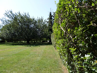 Elegant hedgerow surrounds property