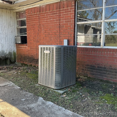 101 SW Hayes St, Idabel, OK 74745 - photo 2