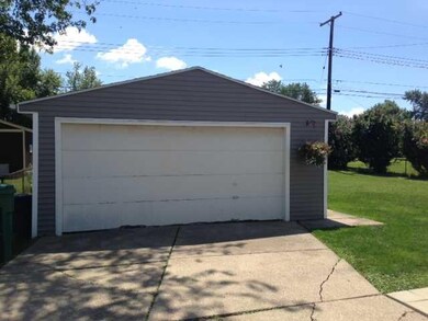 Parking Lot/Garage Nice BIG garage just steps to t