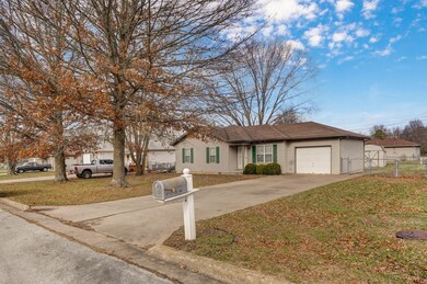 541 Travis St, Marshfield, MO 65706 - photo 2