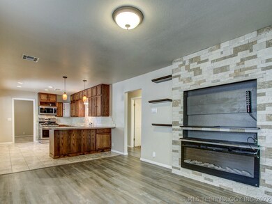 813 S Russell St, Skiatook, OK 74070 - photo 5