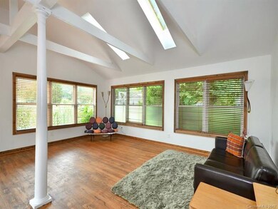 Large livingroom with vaulted ceiling and skylights
