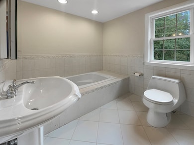 139 Cranberry Rd, Dracut, MA 01826 - photo 5