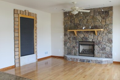 417 Varsity Dr, Throop, PA 18512 - photo 2