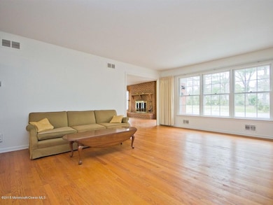 004_LIVING ROOM.jpg