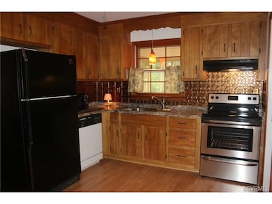 Beautifully updated kitchen, new backsplash, count
