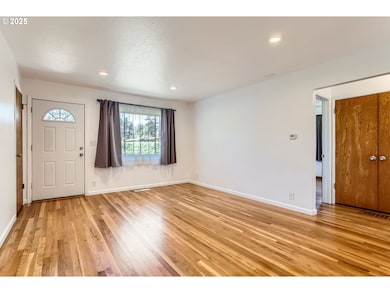 Living Room/Entrance