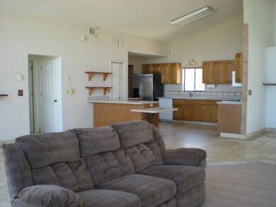 GREAT ROOM LOOKING TO K ITCHEN