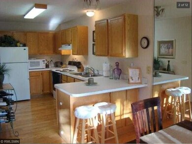 Kitchen and eat-in dining area w/breakfast bar