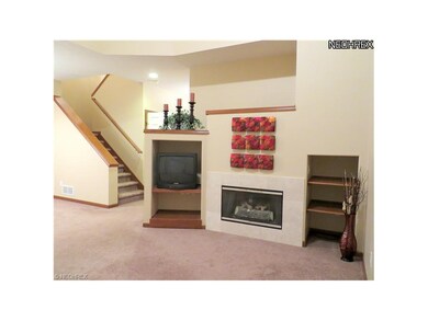 Great Rm with Soaring Ceiling, Circle Top Window, 