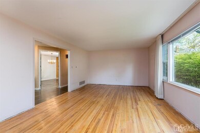 9 Stirling Ct, Metuchen, NJ 08840 - photo 2