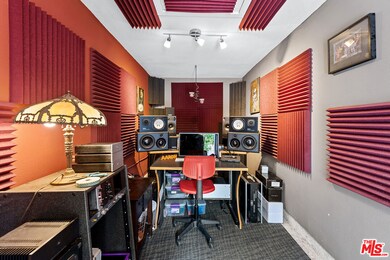 Separate entrance studio bonus space