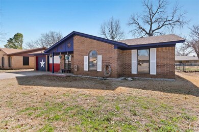 1502 Nila Dr, Gainesville, TX 76240 - photo 4