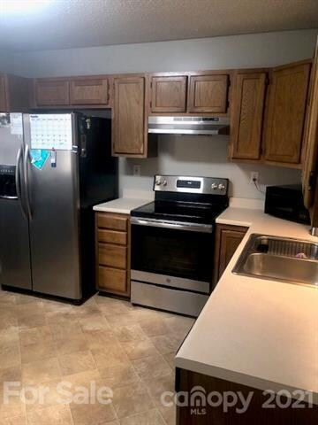 Large eat in kitchen with stainless steel applianc