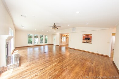 Great Room overlooking Patio, back door, Kitchen e