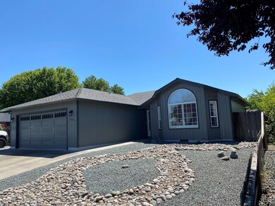 1040 Hopkins Rd, Central Point, OR 97502 - photo 2